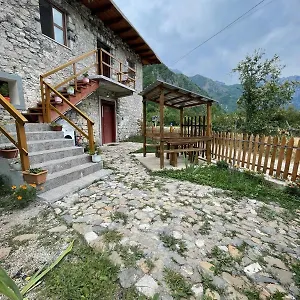 “ Center “ , Theth Albanië